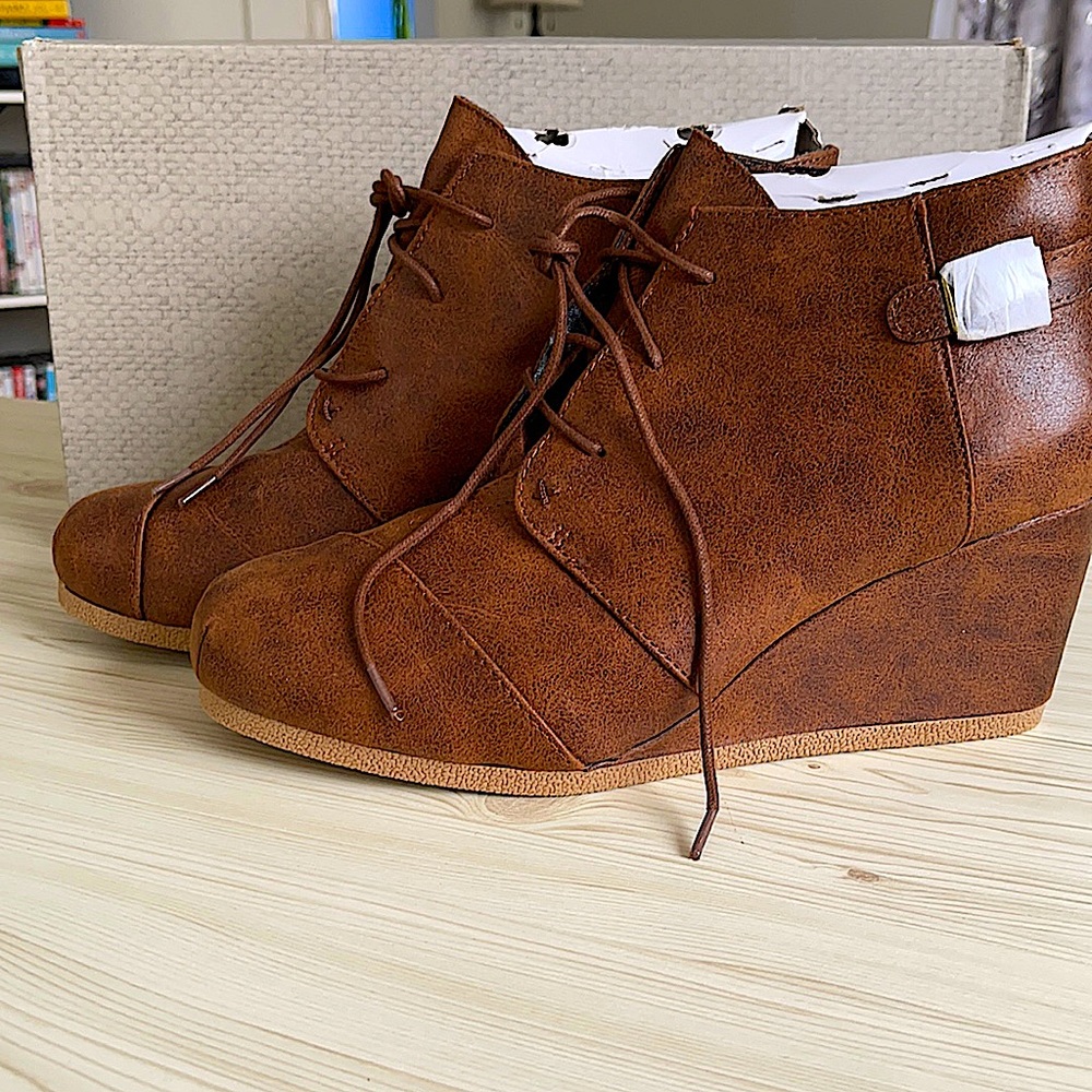 PERFECT for Fall 🍁🍂 Adorable wedge booties with small buckle detail 💛🧡🤎❤️
